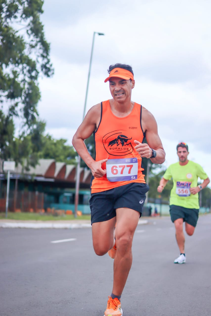Atleta da Búfalos Team de viseira laranja em prova de 5km