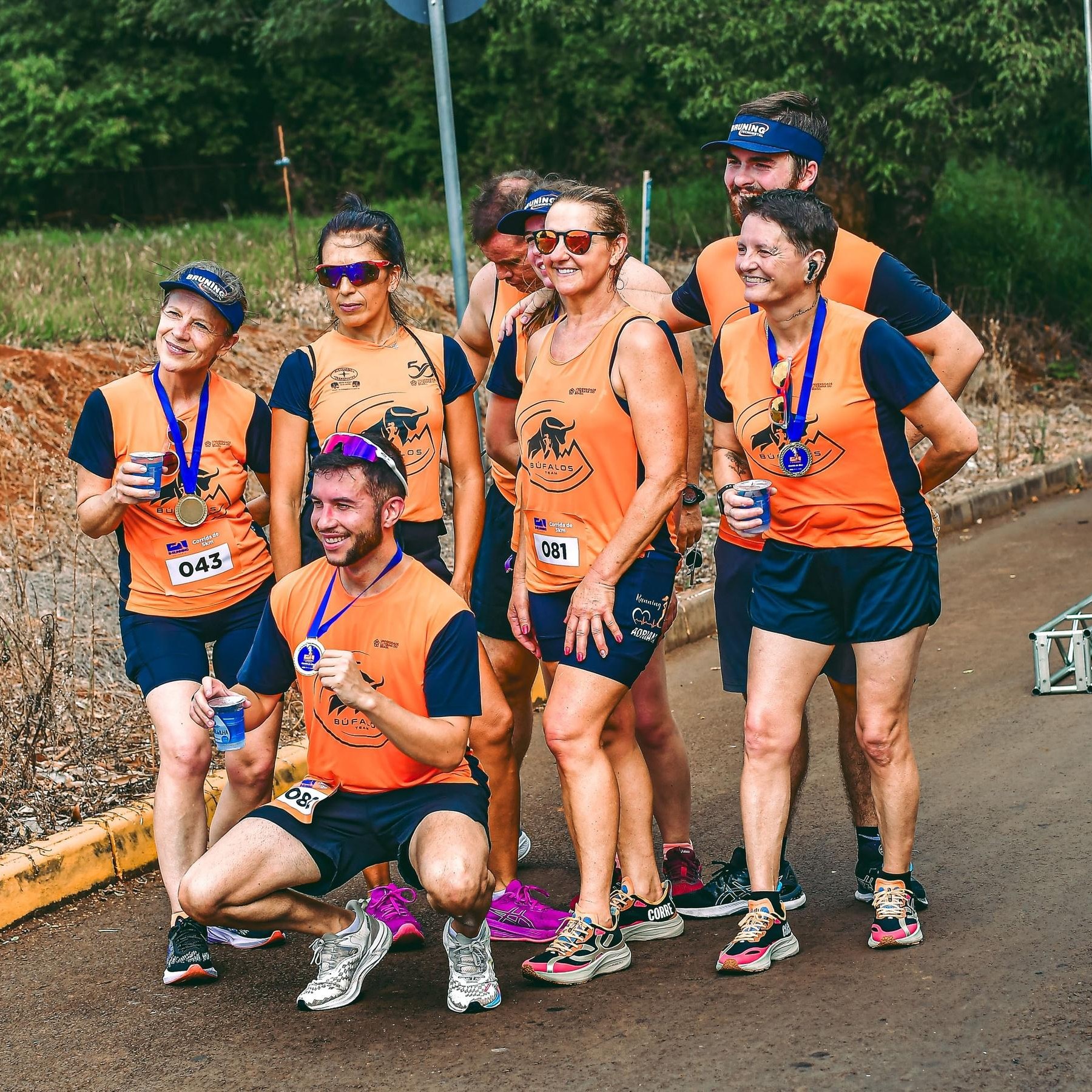Grupo da Búfalos Team comemorando com medalhas após uma corrida de 5km