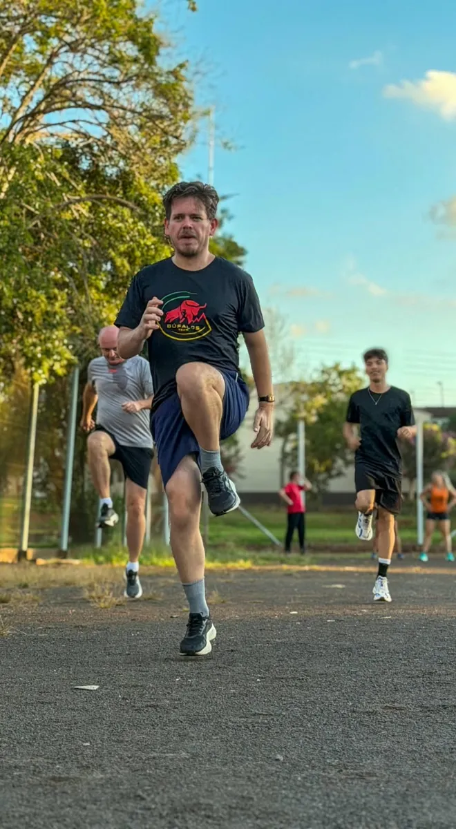 Alunos da Búfalos Team fazendo exercício de aquecimento na pista