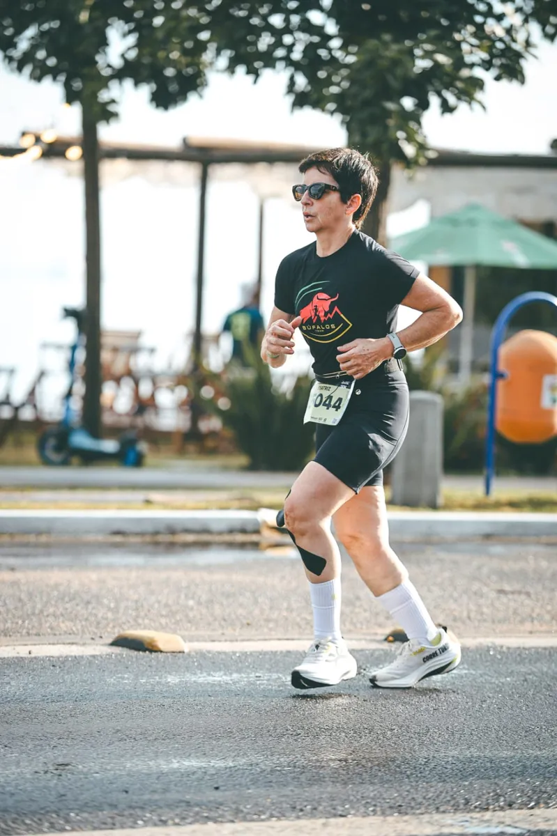 Aluna da Búfalos Team com camiseta do time durante prova de rua