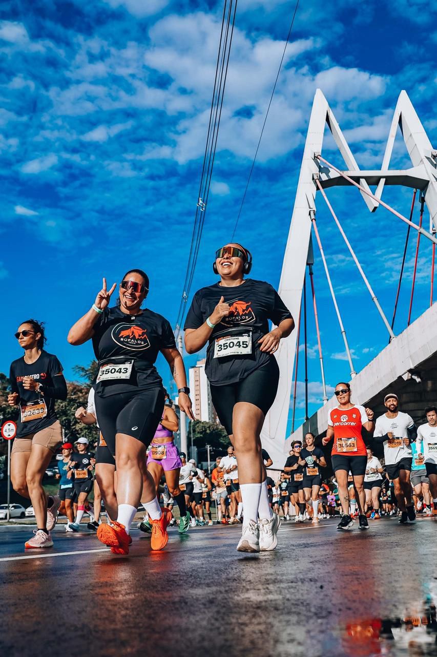 Duas alunas da Búfalos Team correndo juntas em Porto Alegre