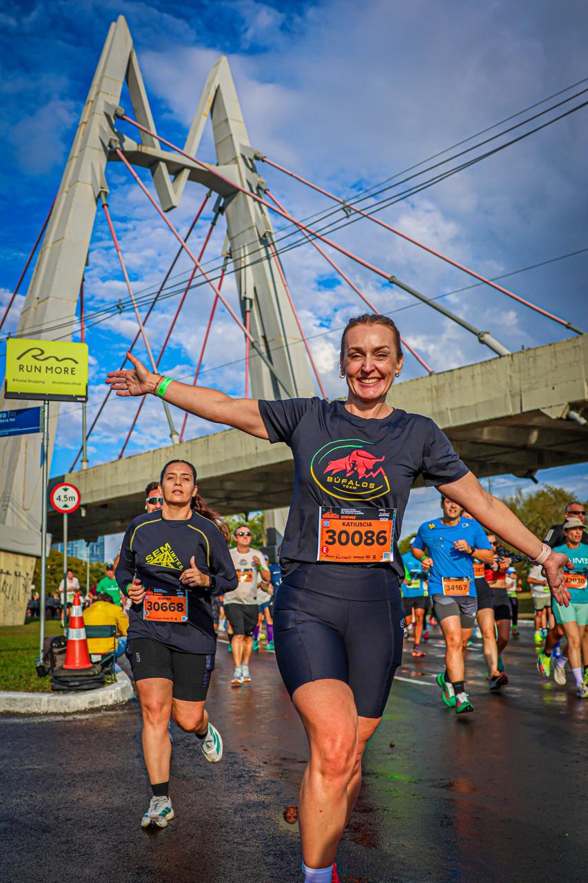 Aluna da Búfalos Team sorrindo durante a Maratona de Porto Alegre