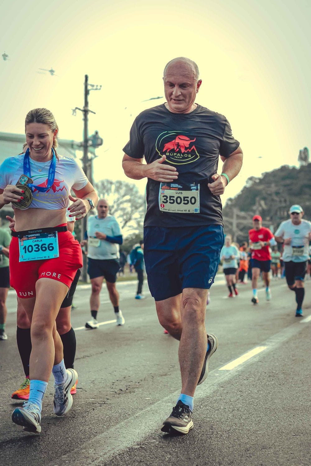 Aluna da Búfalos Team acenando durante corrida no Beira-Rio