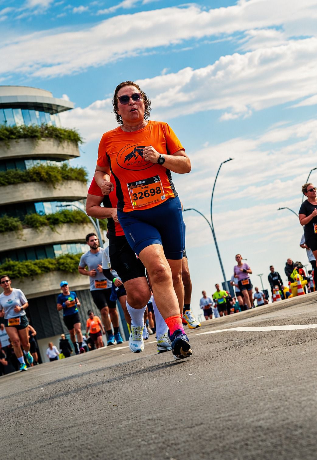Aluna da Búfalos Team em subida de prova de rua